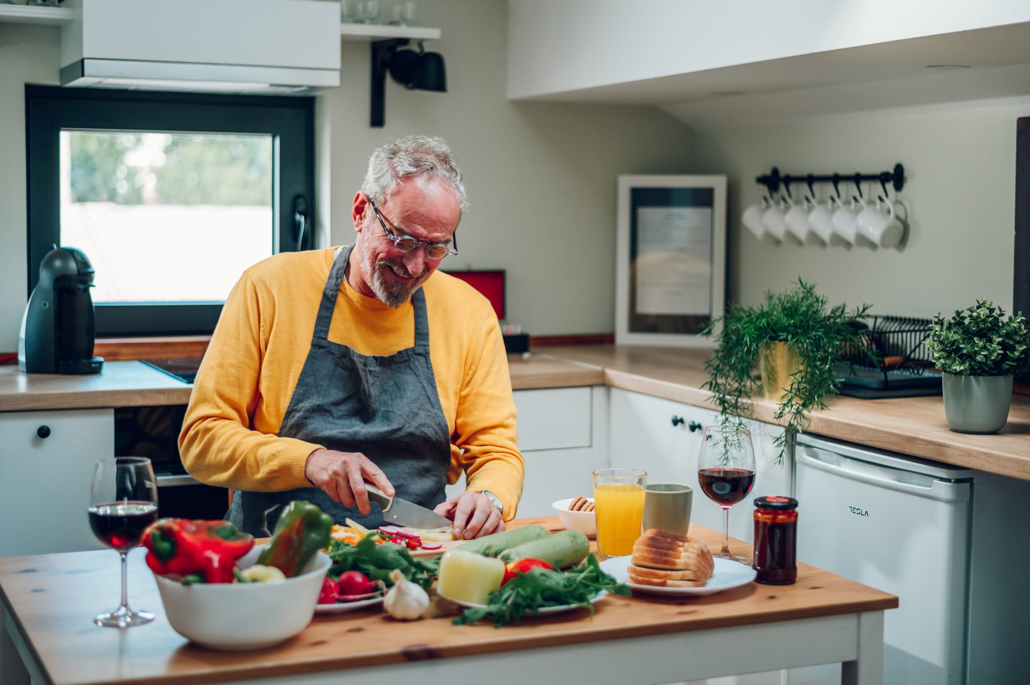 Man cooking vegetables in his kitchen